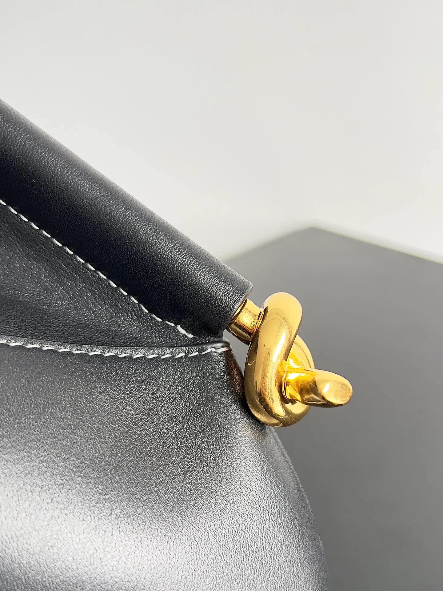 Batch 2060 BOTTEGA VENETA's new medium-sized SOLSTICE shoulder bag for women, B Art Aesthetics II is extremely simple and time aesthetics. Bottega Veneta Solstice. Pays tribute to the infinity of time and nature. It uses the iconic intrecciato leather weaving process and Knot elements to tell the perfect integration of time, astronomy, design language, humanity and craftsmanship, presenting a fashion full of story-telling. Style number: 794999 Size: 44*37*2cm